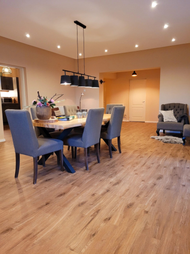Een lichte woonkamer met plek voor iedereen.