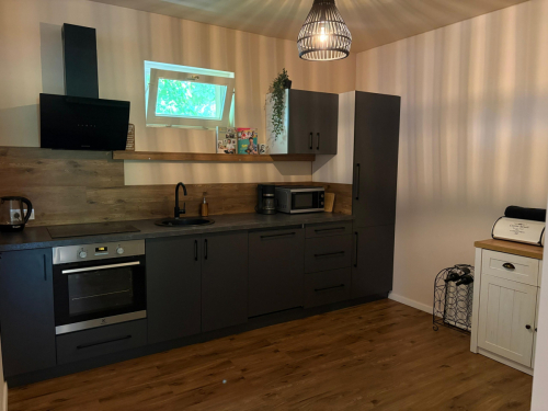 Ruime en volledig uitgeruste keuken.