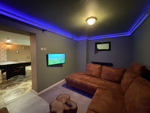 tv - lounge ruimte, in de kelder van het huis