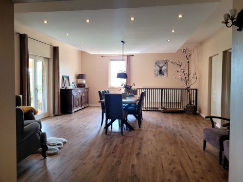 Een lichte woonkamer met plek voor iedereen.