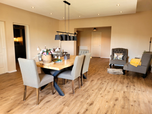 Woonkamer als hart van het huis met deuren naar de slaapkamers.