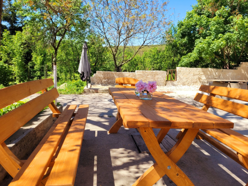 Eettafel onder de oude walnotenboom.