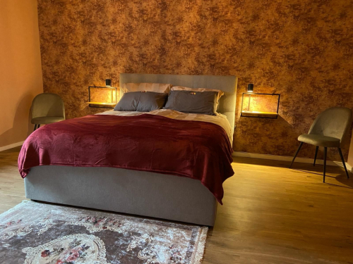 Master bedroom met ruimte en comfort.