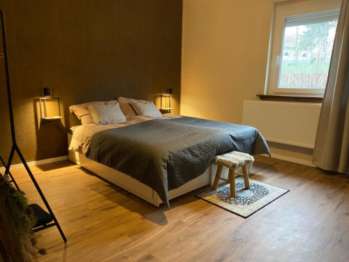 Ruime tweede slaapkamer met comfortabel tweepersoonsbed.